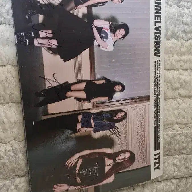 [BUNJANG] ITZY TUNNEL VISION Album Signed by All Members / 있지 ITZY TUNNEL VISION 모든 멤버 싸인 앨범