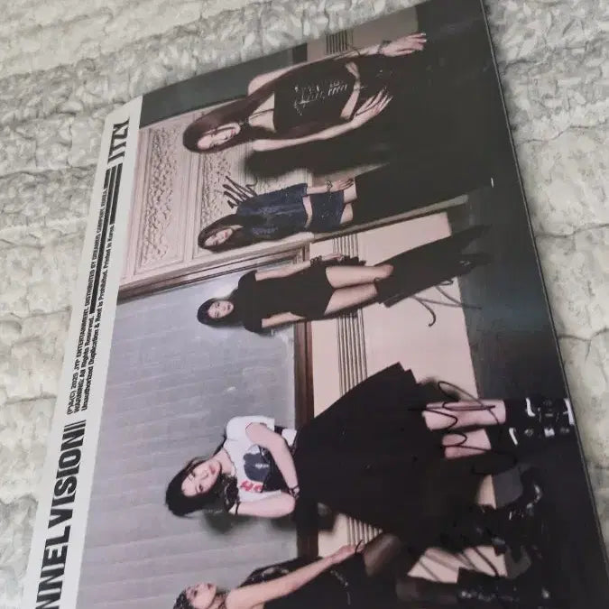 [BUNJANG] ITZY TUNNEL VISION Album Signed by All Members / 있지 ITZY TUNNEL VISION 모든 멤버 싸인 앨범