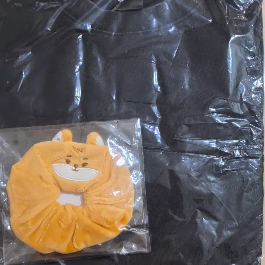 [BUNJANG] Day6 Kobe MD T-shirt + Kei Scrunchie Bundle Set (Sealed) / 데이식스 고베 엠디 티셔츠+케 스크런치 미개봉 일괄양도 합니다!