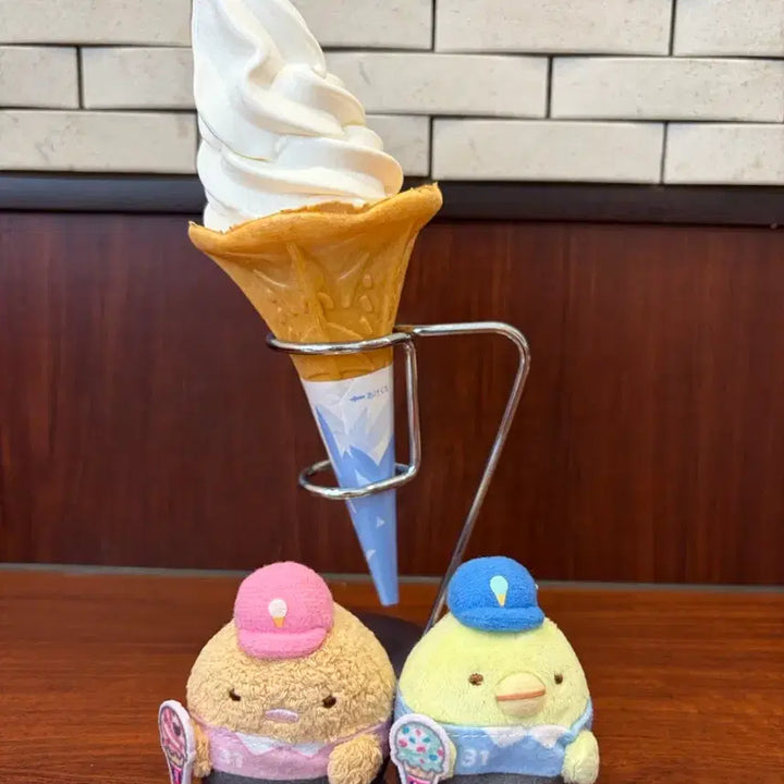 [BUNJANG] Sumikko Gurashi x Baskin Robbins Collaboration Limited Edition Plush Toys (2 Pieces) / 스밋코구라시 x 배스킨라빈스 31 콜라보레이션 한정판2개