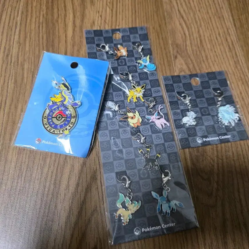 [BUNJANG] Pokemon Center Tokyo Trademark Badge, Eeveelutions &amp; Alolan Ninetales Keyring Set / 도쿄 포켓몬센터 굿즈