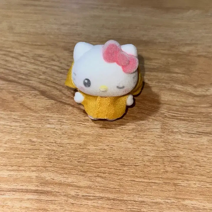 [BUNJANG] Sanrio Hello Kitty Fluffy Chick Figure Gacha / 산리오 헬로키티 플로키 병아리 피규어 가챠 인형
