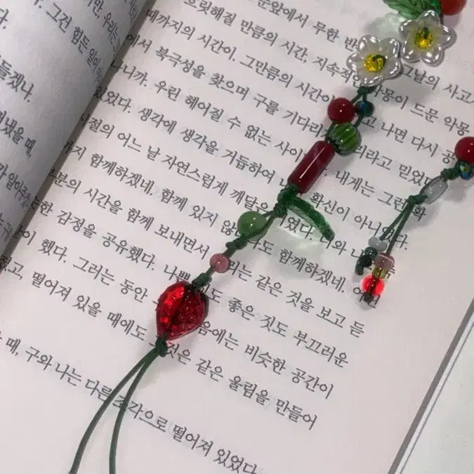 [BUNJANG] Handmade Strawberry Bead Bookmark / 딸기 비즈 책갈피/끈갈피