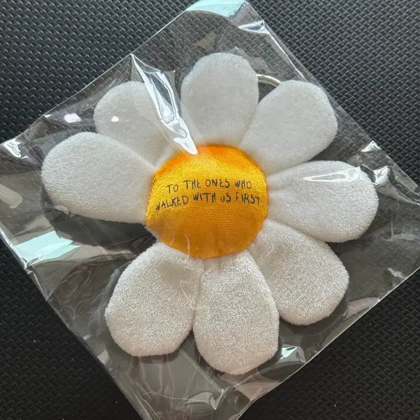 [BUNJANG] G-Dragon Daisy Keychain Peaceminusone x Toy Story / [미개봉] 지드래곤 데이지 키링 토이스토리x피마원