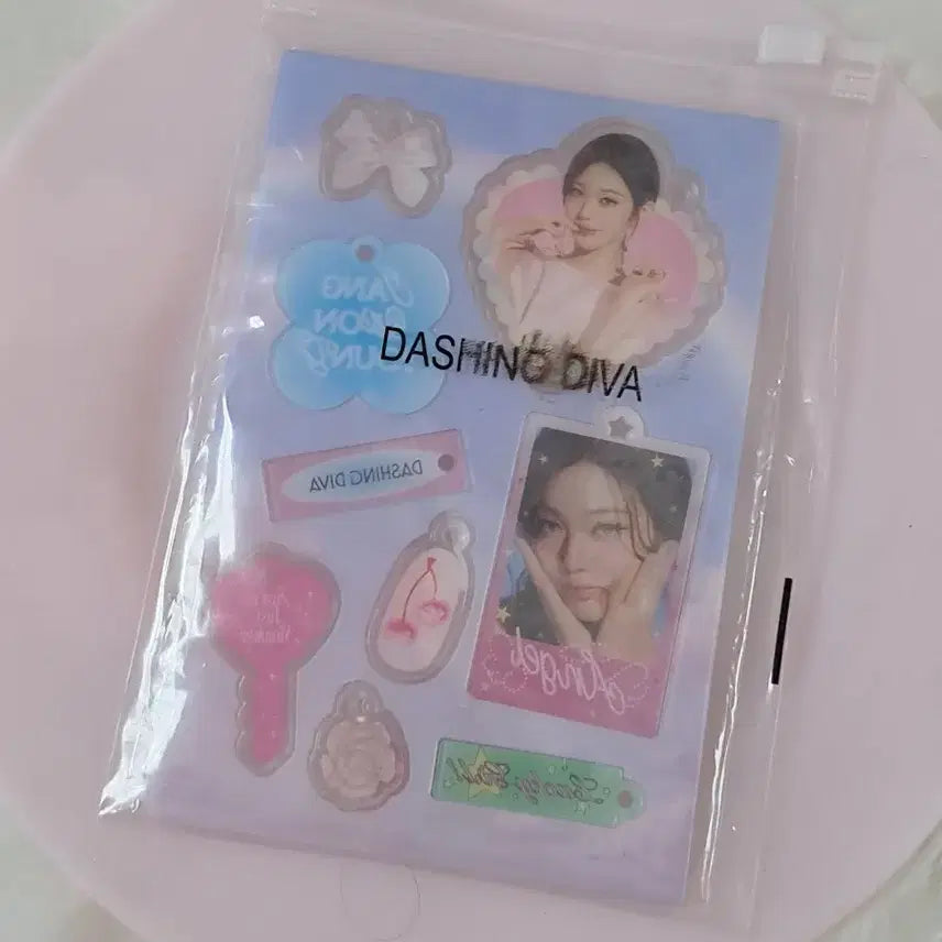 [BUNJANG] Dashing Diva Jang Wonyoung Acrylic Photo Keychain / 데싱디바 장원영 아크릴 포토 키링 새상품