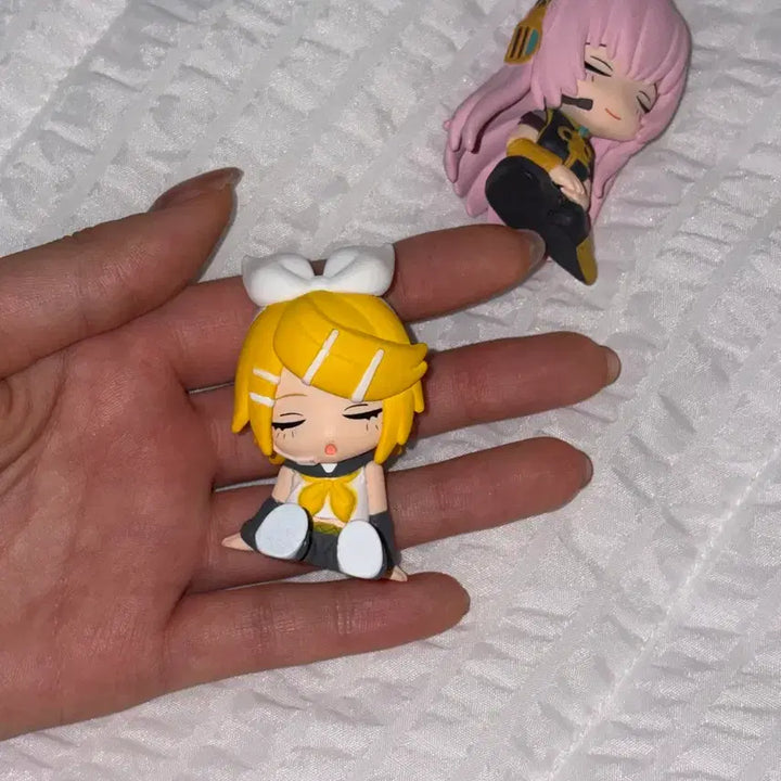 [BUNJANG] Vocaloid Kagamine Rin Megurine Luka Shoulder Tap Gacha Figure / 보컬로이드 카가미네 린 메구리네 루카 어깨 쿵 가챠