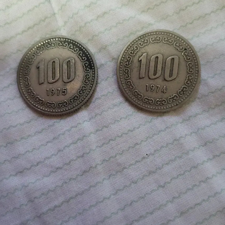 [BUNJANG] 1974 &amp; 1975 100 Won Coin Bundle / 100원 동전 1974년 1975년 2개