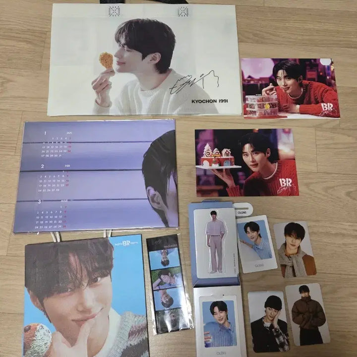 [BUNJANG] Byun Woo Seok 2025 Dicon Calendar and Ediya Poster Set / 변우석2025디아이콘달력,여러가지굿즈,이디야1.2차포스터 세트 팝니다.