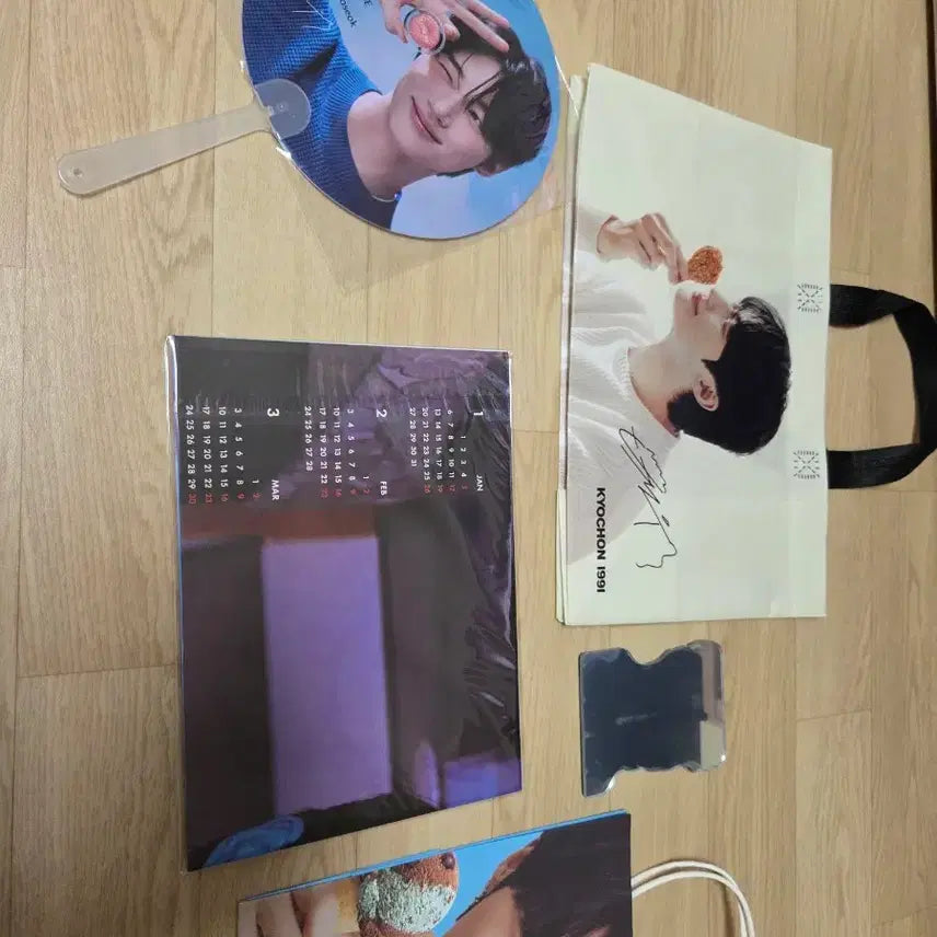 [BUNJANG] Byun Woo Seok 2025 D ICON Calendar, Various Goods, Ediya Poster Set / 변우석2025디아이콘 달력,여러가지굿즈,이디야1,2차포스터 세트 팝니다.