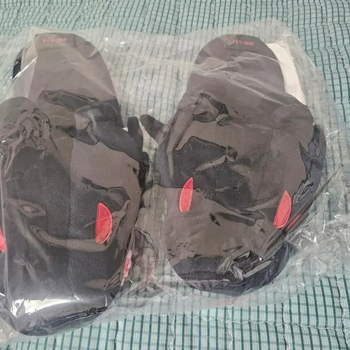 [BUNJANG] Yu-Gi-Oh! Red-Eyes Black Dragon Plush Slippers / 유희왕 붉은눈의 흑룡 인형 누이구루미 슬리퍼
