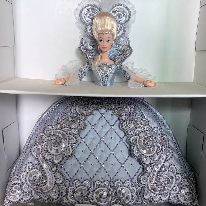 [BUNJANG] Madame du Barbie Limited Edition Silver Dress by Bob Mackie (1997) / 마담 바비 실버 드레스 리미티드 에디션
