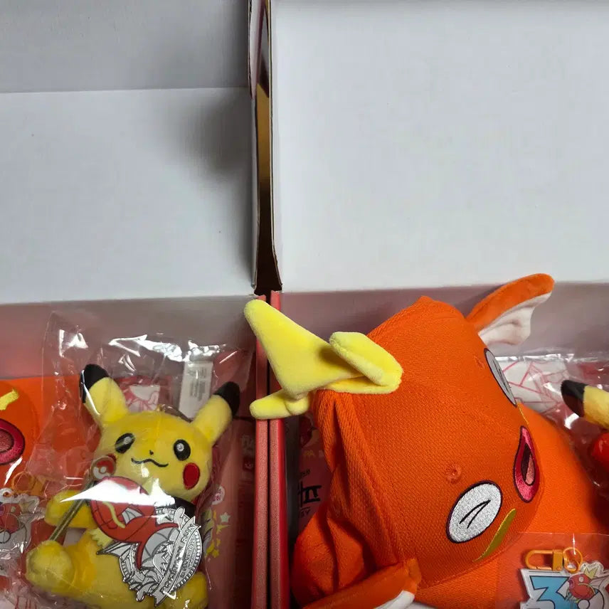 [BUNJANG] Pokemon Run Pikachu Gold Medal &amp; Silver Medal Plush Set / 포켓몬런 피카츄 금메달 인형, 은메달 인형 세트