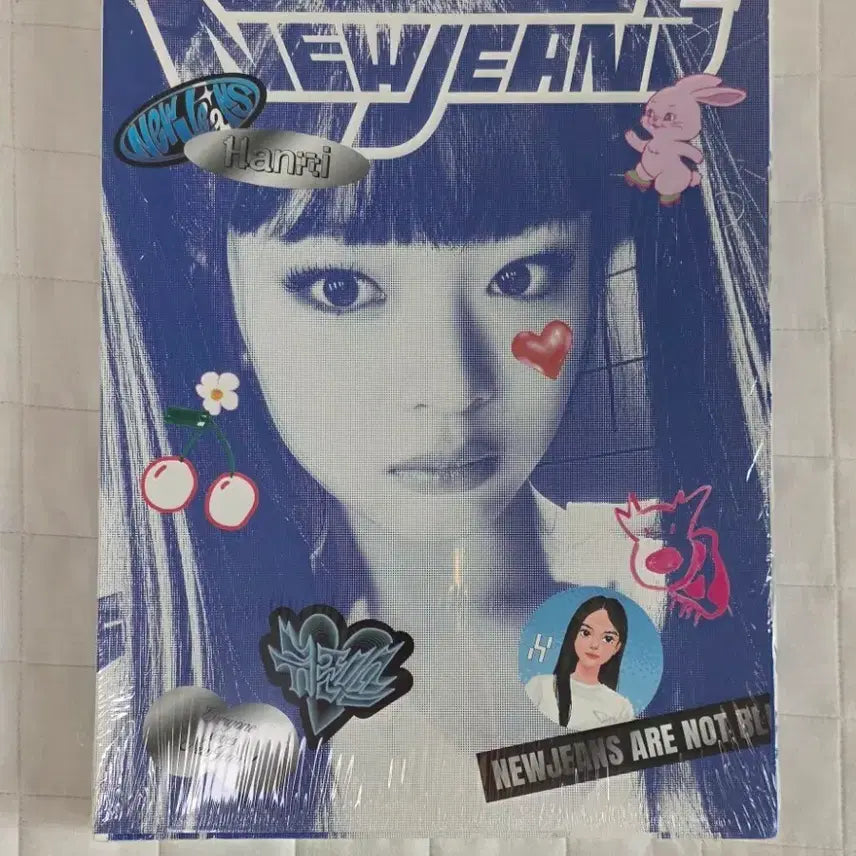 [BUNJANG] NewJeans Hanni Blue Book Photocard Sealed Album / 뉴진스 하니 불루북 포카 미개봉앨범
