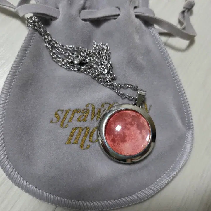 [BUNJANG] IU Strawberry Moon Necklace Pendant / 아이유 스트로베리문 스베문 목걸이 펜던트