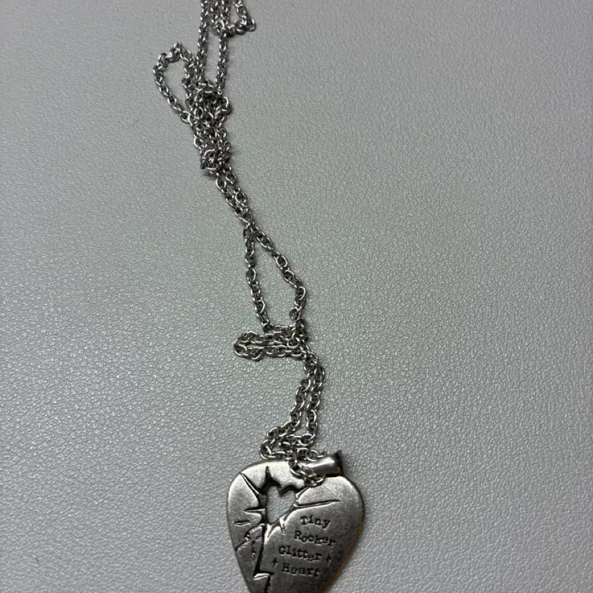 [BUNJANG] qwer Guitar Pick Necklace (Sealed Photocard Included) / qwer 기타 피크 목걸이 [미개봉 포카 포함]