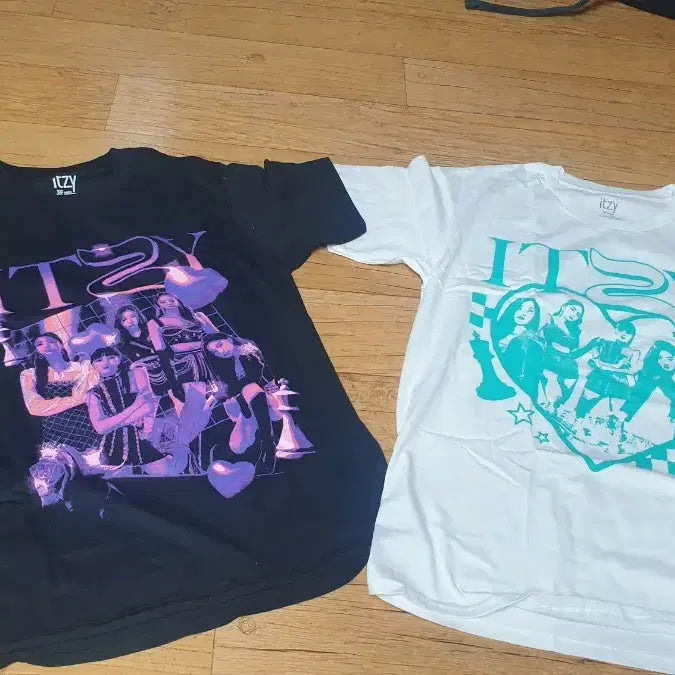 [BUNJANG] ITZY Short Sleeve T-Shirt Black/White / 있지 ITZY 반팔 티셔츠 블랙/화이트 (정식 MD 여부 모름)