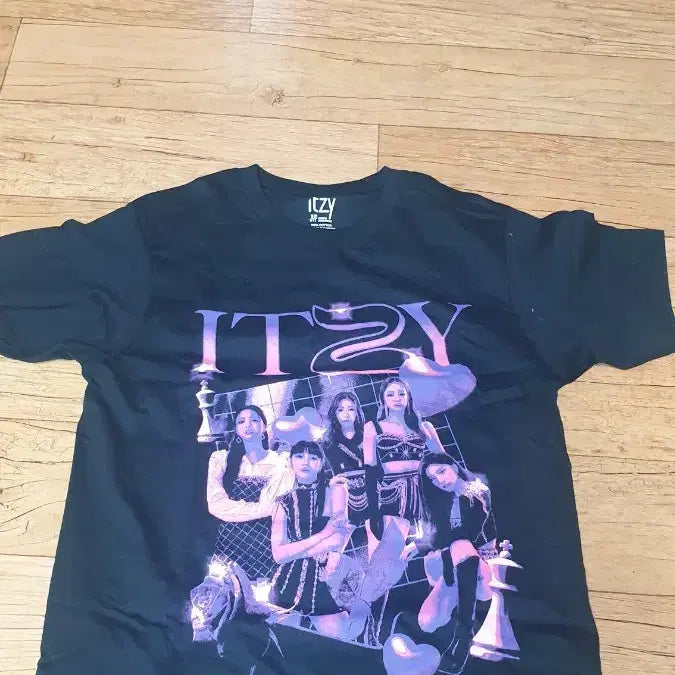 [BUNJANG] ITZY Short Sleeve T-Shirt Black/White / 있지 ITZY 반팔 티셔츠 블랙/화이트 (정식 MD 여부 모름)