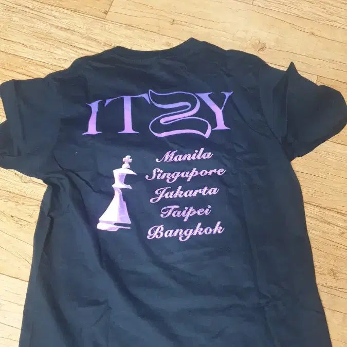 [BUNJANG] ITZY Short Sleeve T-Shirt Black/White / 있지 ITZY 반팔 티셔츠 블랙/화이트 (정식 MD 여부 모름)