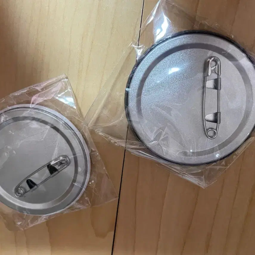 [BUNJANG] BTS Jin Run Jin Japan Capsule Toy Badge Set (2 Types) / BTS 방탄 석진 JIN 런석진 일본 캡슐토이 뱃지 2종