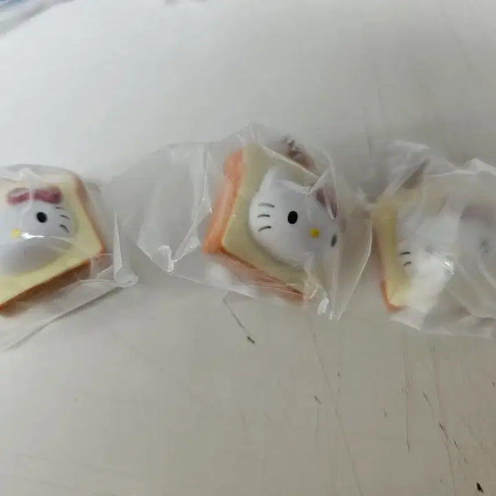 [BUNJANG] Sanrio Shokupanman Keychain Gacha Kitty / 산리오 식빵 키링 가챠 키티
