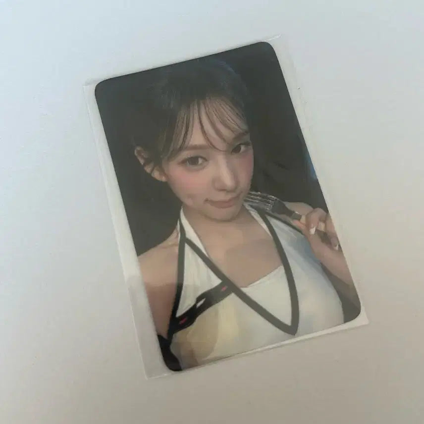 [BUNJANG] Isuna Love French Louvre Baguette Photocard / 이즈나 사랑 프랑스 루브르 바게트 포카