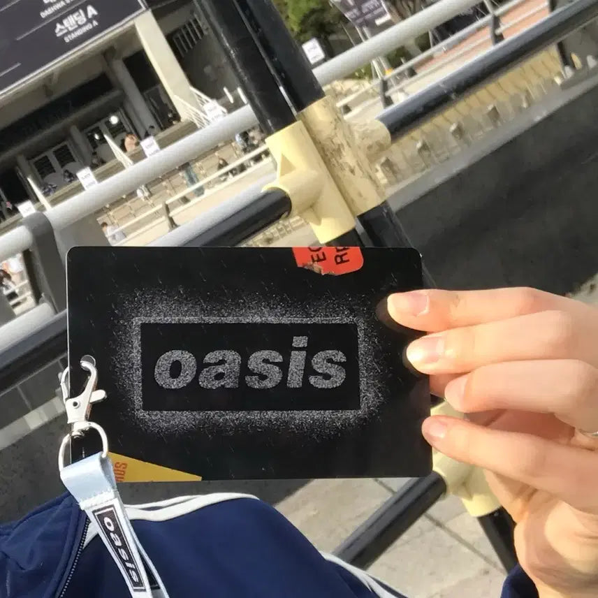 [BUNJANG] Oasis Korea Tour VIP Exclusive Limited Edition Guitar Pick Badge / 급전 오아시스 내한 vip 한정 굿즈 팝니다