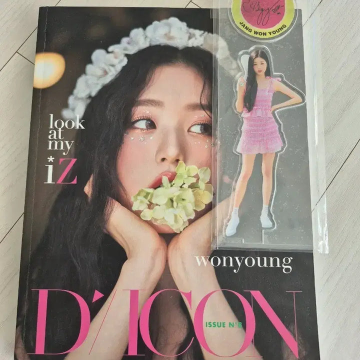 [BUNJANG] IZ*ONE Jang Wonyoung DICON Photobook + Acrylic Stand / 아이즈원 장원영 DICON  화보집 + 아크릴 스탠드