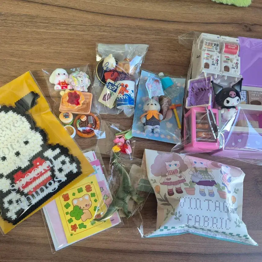 [BUNJANG] Sanrio Kuromi Figure, Sylvanian, Gacha, Miniature Set / 산리오 쿠로미 피규어, 실바니안, 가챠, 미니어처 세트
