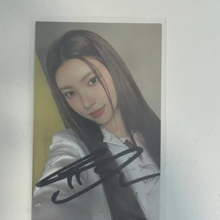 [SOLD OUT] [BUNJANG] ILLIT Yoona Signed Photocard / 아일릿 윤아 싸인포카