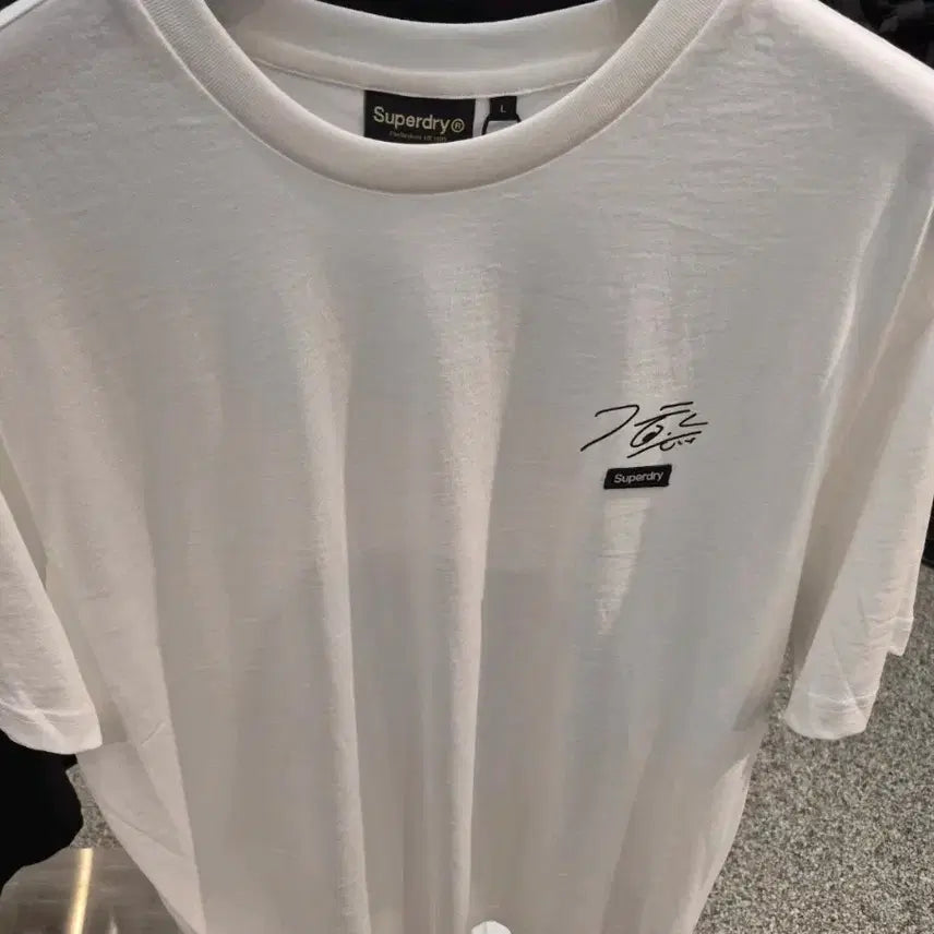 [BUNJANG] Superdry Park Ji-hoon Collaboration T-Shirt / 슈퍼드라이 박지훈 콜라보 블랙 화이트 티셔츠 s 개당가격