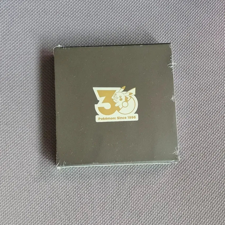 [BUNJANG] Pokemon 30th Anniversary August Badge / 포켓몬 뱃지 30주년 기념  8월 뱃지 판매 포켓몬 스토어 8월 뱃지 벳지 수집  포켓몬스터 포켓몬8월뱃지