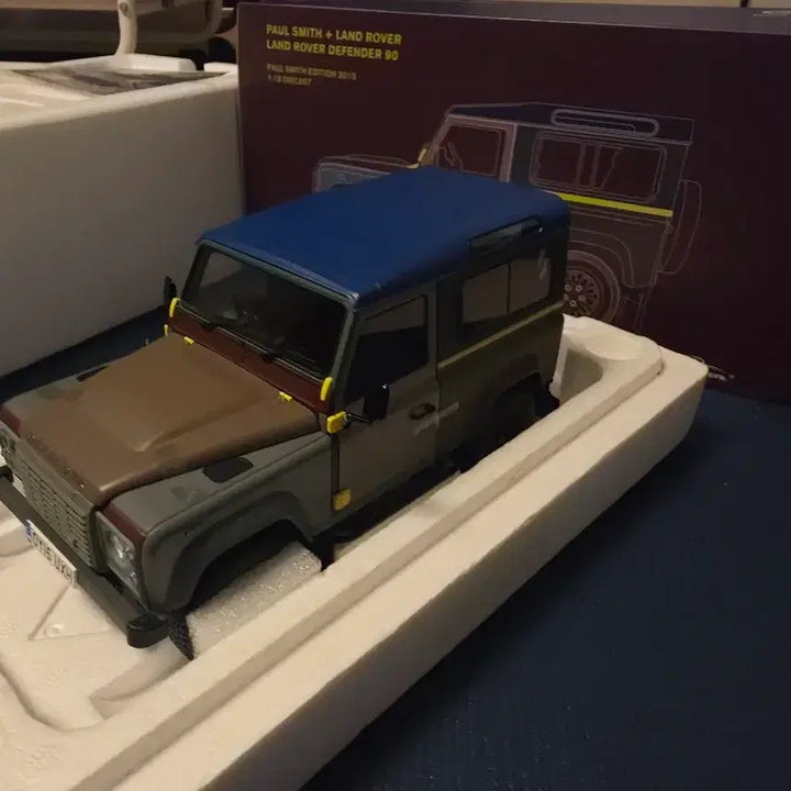 [BUNJANG] Paul Smith Defender Diecast Model 1:18 / 폴스미스 디펜더 다이캐스트 1:18