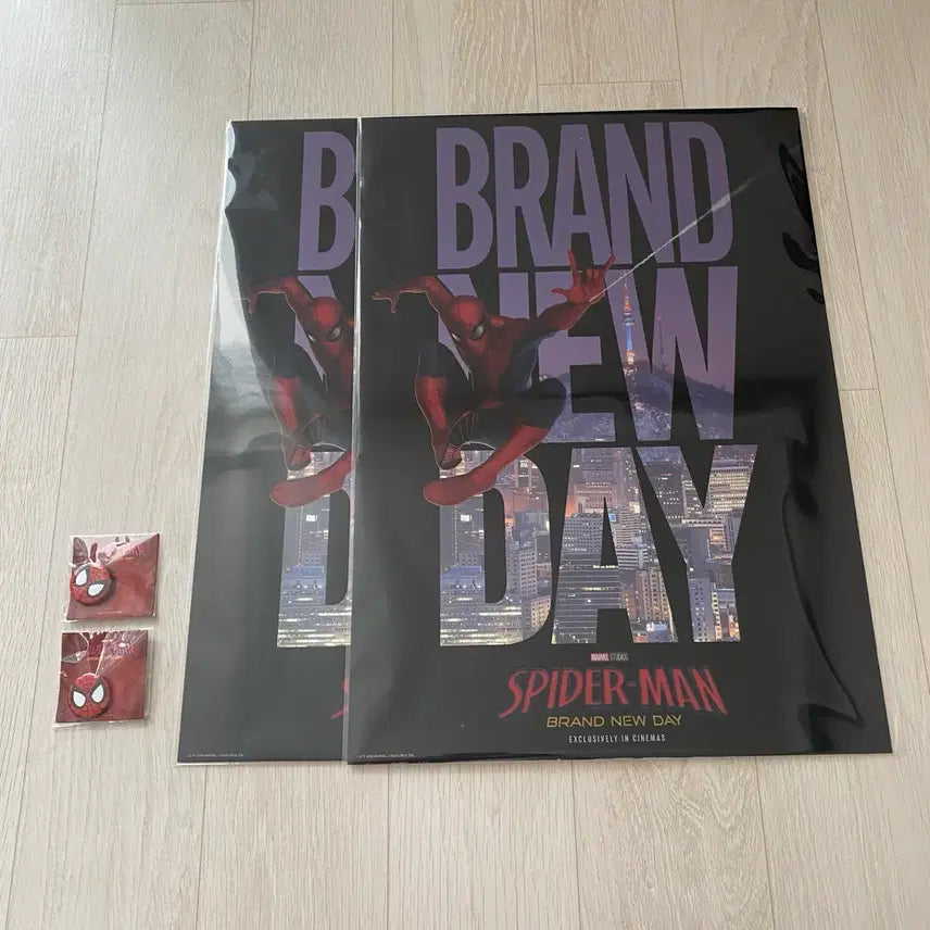 [BUNJANG] Spider-Man PET Poster Seoul Edition + Spider-Man: Brand New Day Pin Badge Bundle / 미개봉) 스파이더맨 PET 포스터 서울 에디션+<스파이더맨: 브랜드 뉴 데이> 핀뱃지