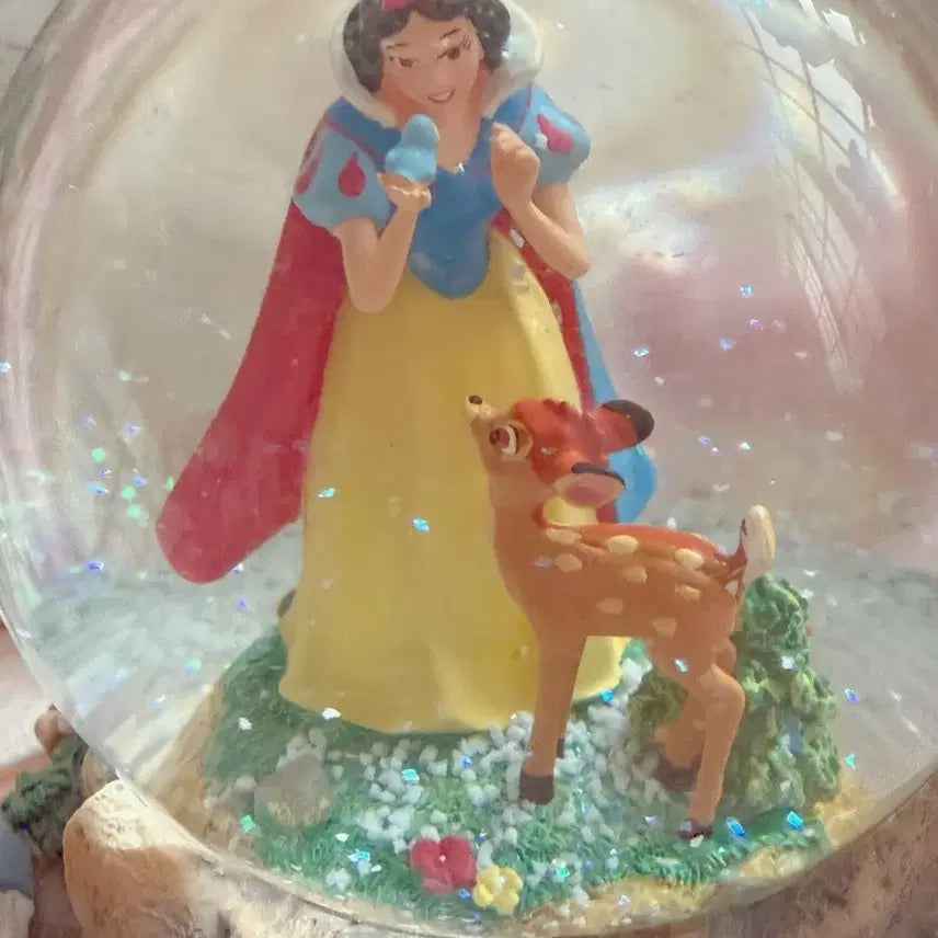 [BUNJANG] Disney Snow White and the Seven Dwarfs Snow Globe with Music Box / (빈티지)디즈니 백설공주와 일곱 난쟁이 스노우볼(오르골 작동됨)