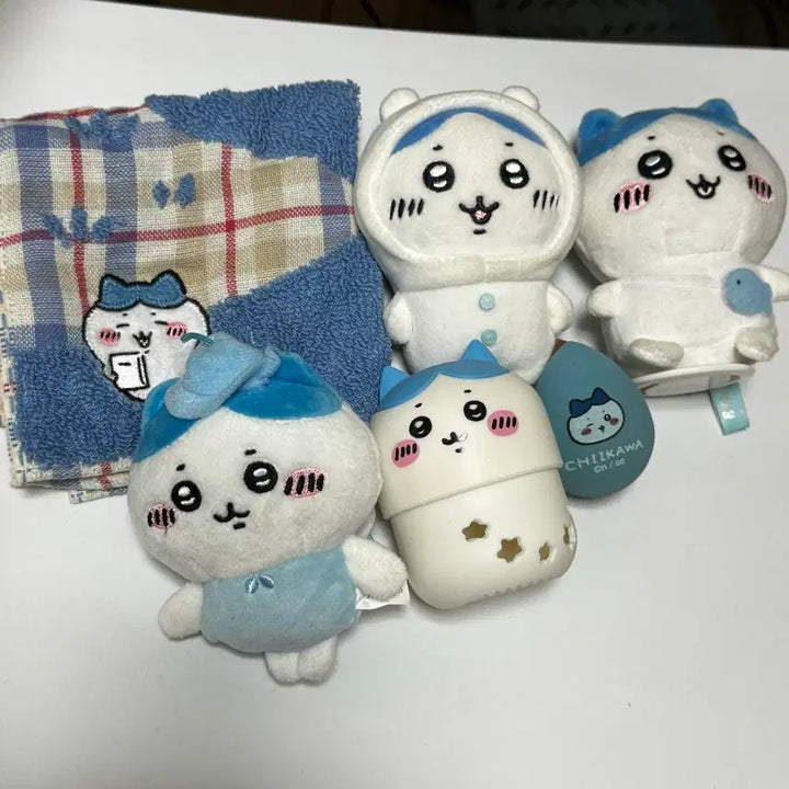 [BUNJANG] Chiikawa Hachiware Pitaruesto Plush Doll Handkerchief Puff Bundle Set / 먼작귀 하치와레 피타레스토 인형 손수건 퍼프 일괄