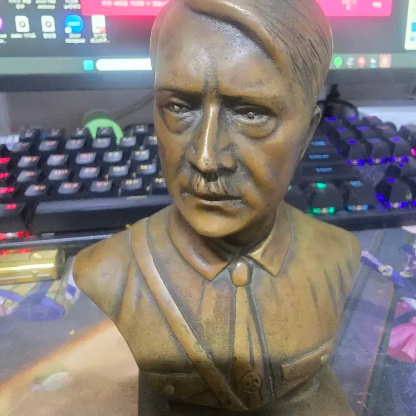 [BUNJANG] Adolf Hitler Bust Sculpture / 아돌프 히틀러 흉상 팝니다.