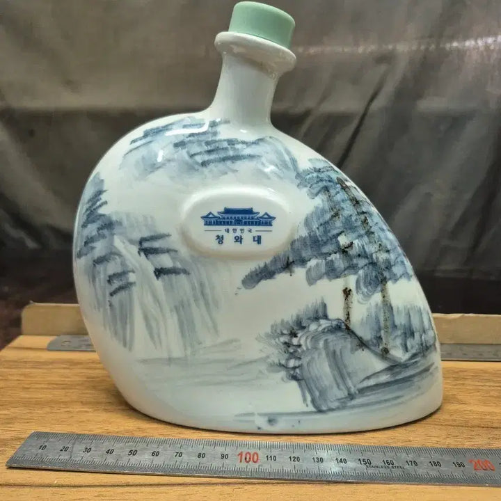 [BUNJANG] Cheong Wa Dae Celadon Porcelain Bottle / 청와대 도자기 공병