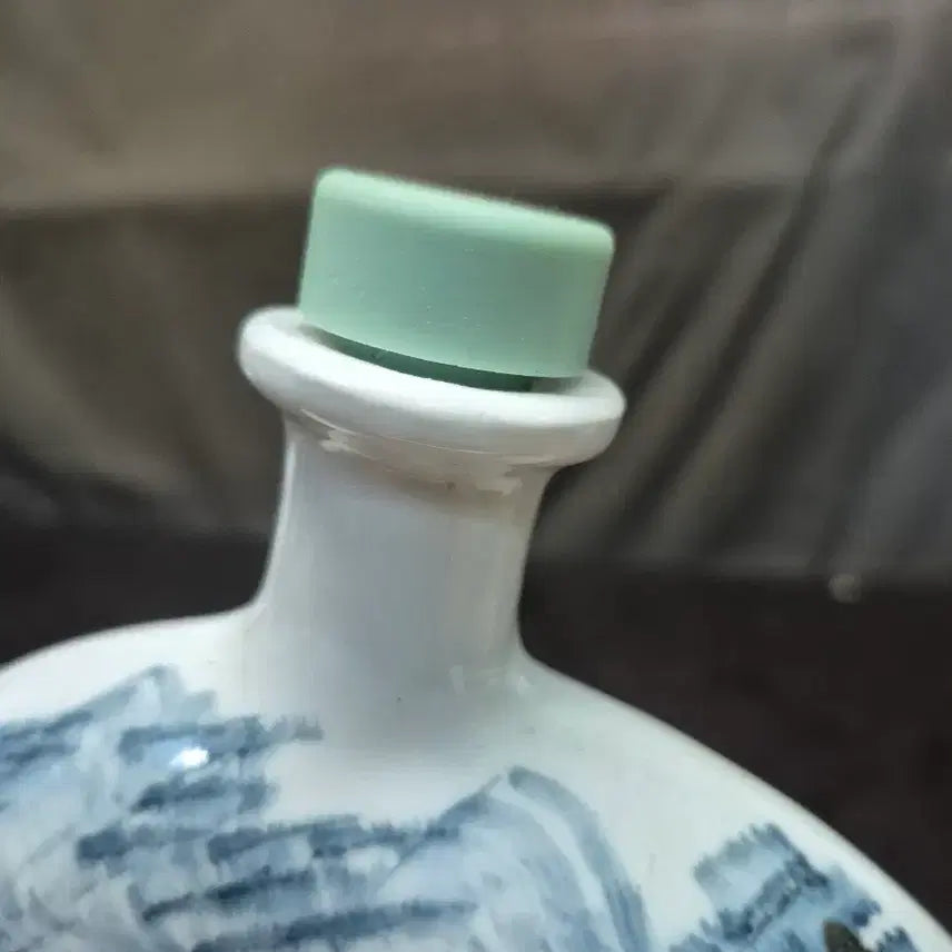 [BUNJANG] Cheong Wa Dae Celadon Porcelain Bottle / 청와대 도자기 공병