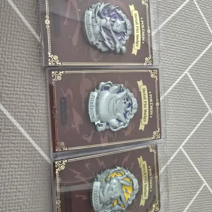 [BUNJANG] Pokemon Eternal Antique Metal Pin Badge Set (Mewtwo, Pikachu) / 포켓몬스터 ETERNAL ANTIQUE METAL 핀뱃지 뮤츠 피카츄