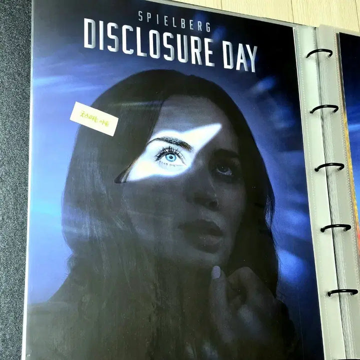 [BUNJANG] Disclosure Day Movie CineQ Exclusive Poster (A3) / [전용박스포장]영화 디스클로저데이 씨네큐 단독 포스터(A3)