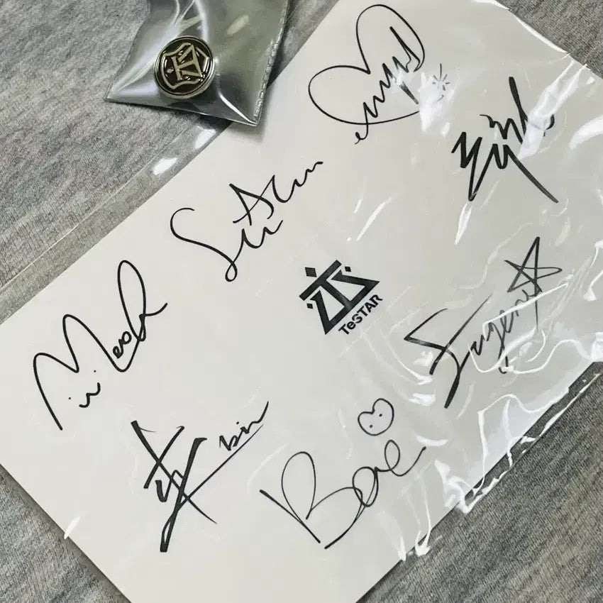 [BUNJANG] Demutjue Official Goods Autograph Sticker Badge Bundle Set / 데못죽 사인스티커 뱃지 공굿 일괄