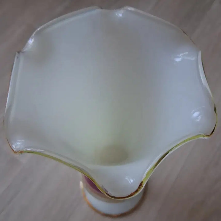 [BUNJANG] White Pink Opaline Vase with Gold Trim and Cameo Accent / 화이트 핑크 오팔린 화병