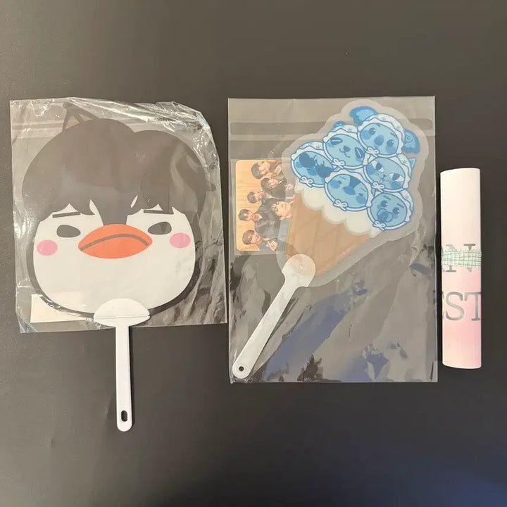 [BUNJANG] 2PM The Return Concert Entrance Gift Junho Uchiwa, Photocard, and Slogan Bundle Set / 2pm 콘서트 더리턴 입장 기프트 주피엠 부채 + 포카 + 슬로건 + 비미나 준호 펭펭이 우치와