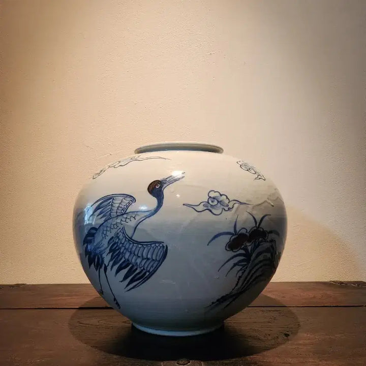 [BUNJANG] Celadon Porcelain Moon Jar with Cloud, Crane, Rocks, and Reishi Mushroom Design by Artist Kim Yang-soo / 고요한 자태, 세월을 품은 백자청화운학괴석불로초문 달항아리