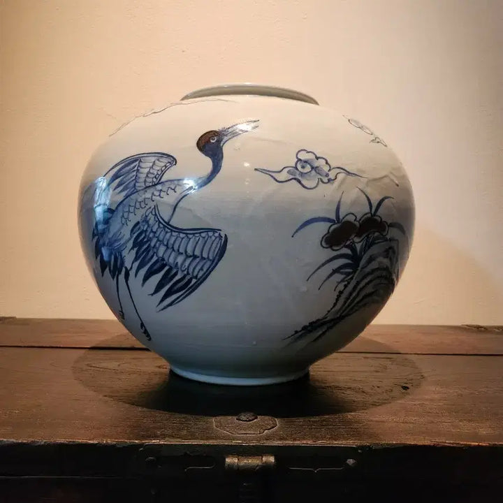 [BUNJANG] Celadon Porcelain Moon Jar with Cloud, Crane, Rocks, and Reishi Mushroom Design by Artist Kim Yang-soo / 고요한 자태, 세월을 품은 백자청화운학괴석불로초문 달항아리