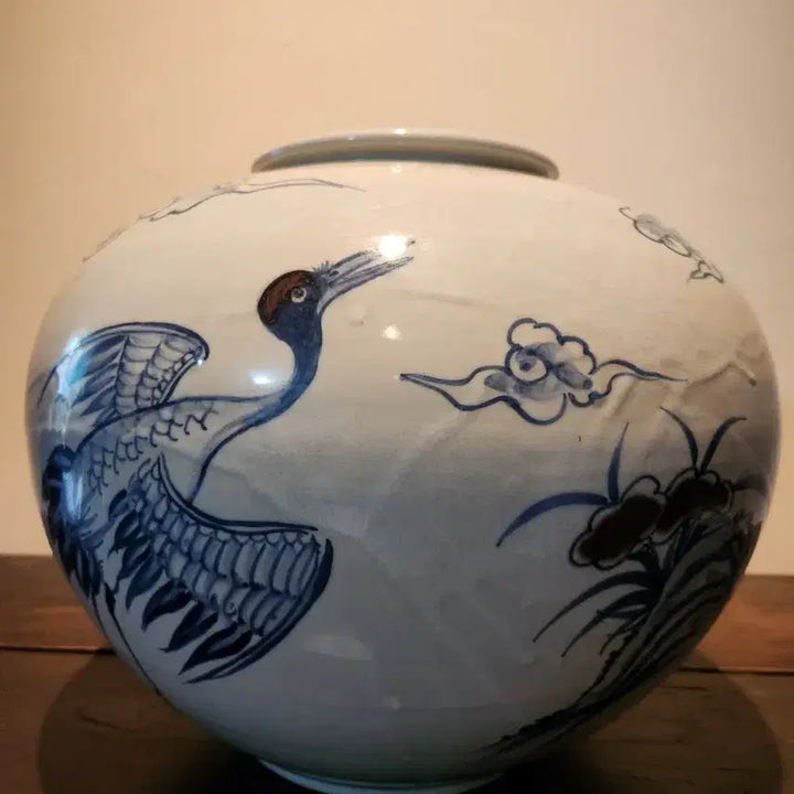 [BUNJANG] Celadon Porcelain Moon Jar with Cloud, Crane, Rocks, and Reishi Mushroom Design by Artist Kim Yang-soo / 고요한 자태, 세월을 품은 백자청화운학괴석불로초문 달항아리