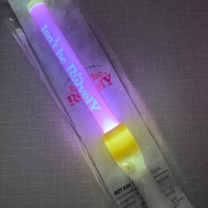 [BUNJANG] Roy Kim 2017 Winter Concert Glowstick (Sealed) / 오늘만 가격내림 미개봉)로이킴 2017 겨울 콘서트 응원봉