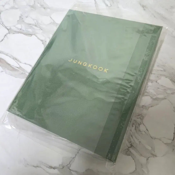 [BUNJANG] Jungkook (BTS) - GOLDEN Album Binder (Sealed) / 정국 GOLDEN 골든 바인더 미개봉 새상품 양도