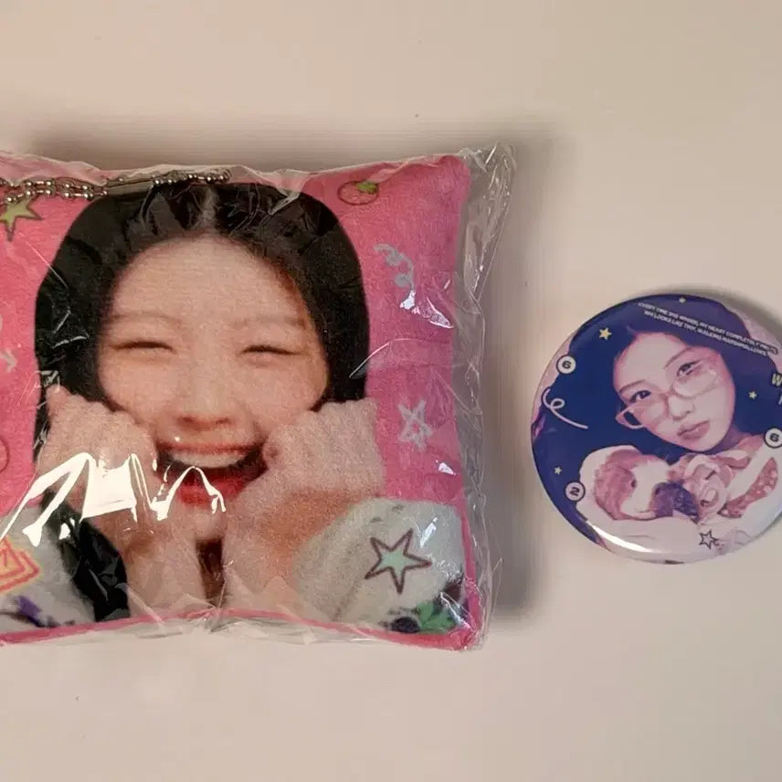[BUNJANG] ILLIT Wonhee Birthday Cafe Goods Ginny Cushion, Keychain, Can Badge / 아일릿 원희 생카 생일카페 굿즈 기니 쿠션 키링 캔뱃지 서치)앨범 포카