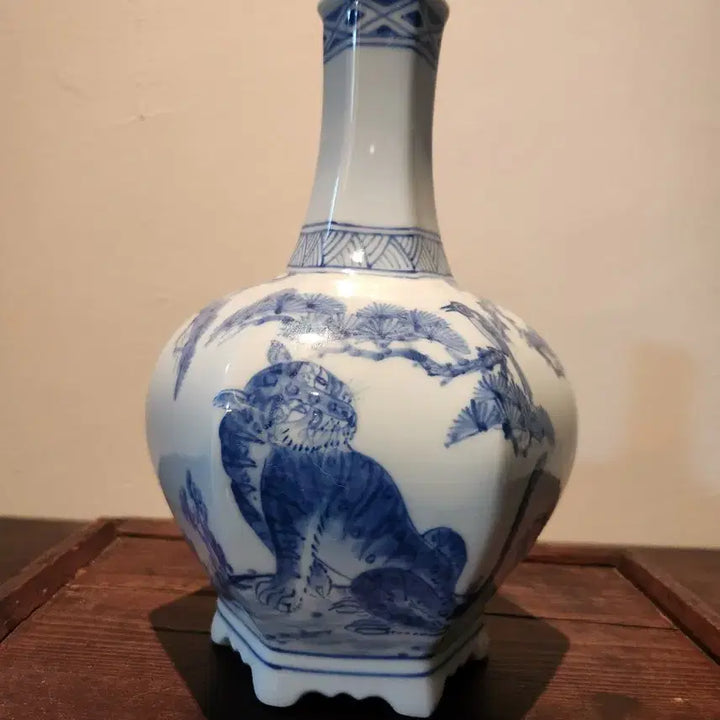 [BUNJANG] Master Potter Choi Byung-deok Celadon Porcelain Magpie and Tiger Hexagonal Bottle / [진품보증] 도예명장 석담 최병덕 청화백자 까치 호랑이 6각 주병 (미사용/작가수결)